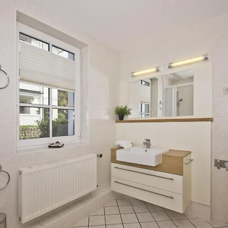 Apartment Haus Blick Zur See: Seaview With Access Goehren (Ruegen)
